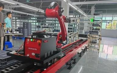 全國(guó)首個(gè)！花都區(qū)新型工業(yè)化數(shù)字服務(wù)中心投入運(yùn)行，智能機(jī)器人銷售成亮點(diǎn)